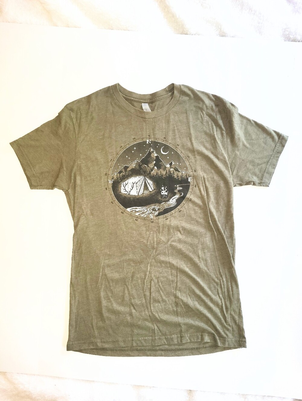 NWOT Next Level Apparel Men's Olive Graphic Outdoor Hunting Camp T-Shirt Small
